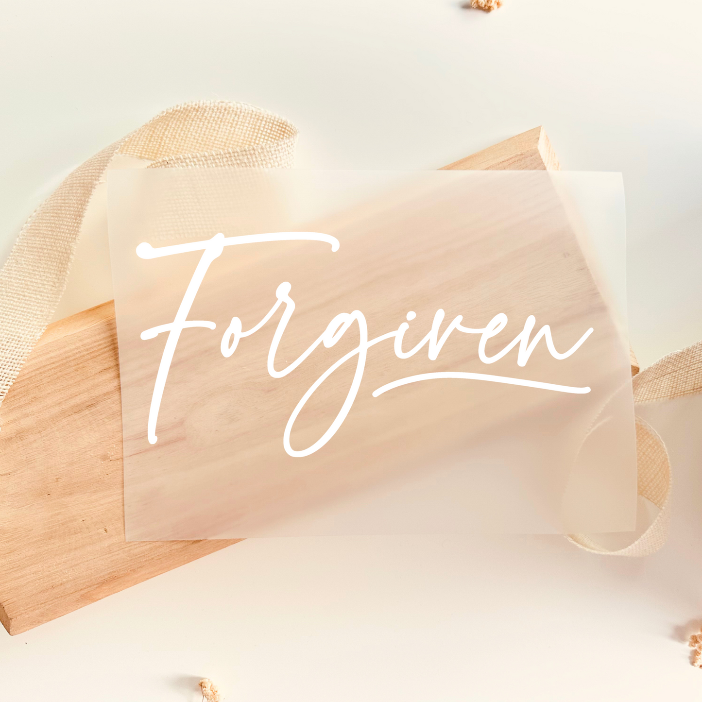Bügelbild mit Schriftzug "Forgiven" in weißer Schreibschrift zum Aufbügeln