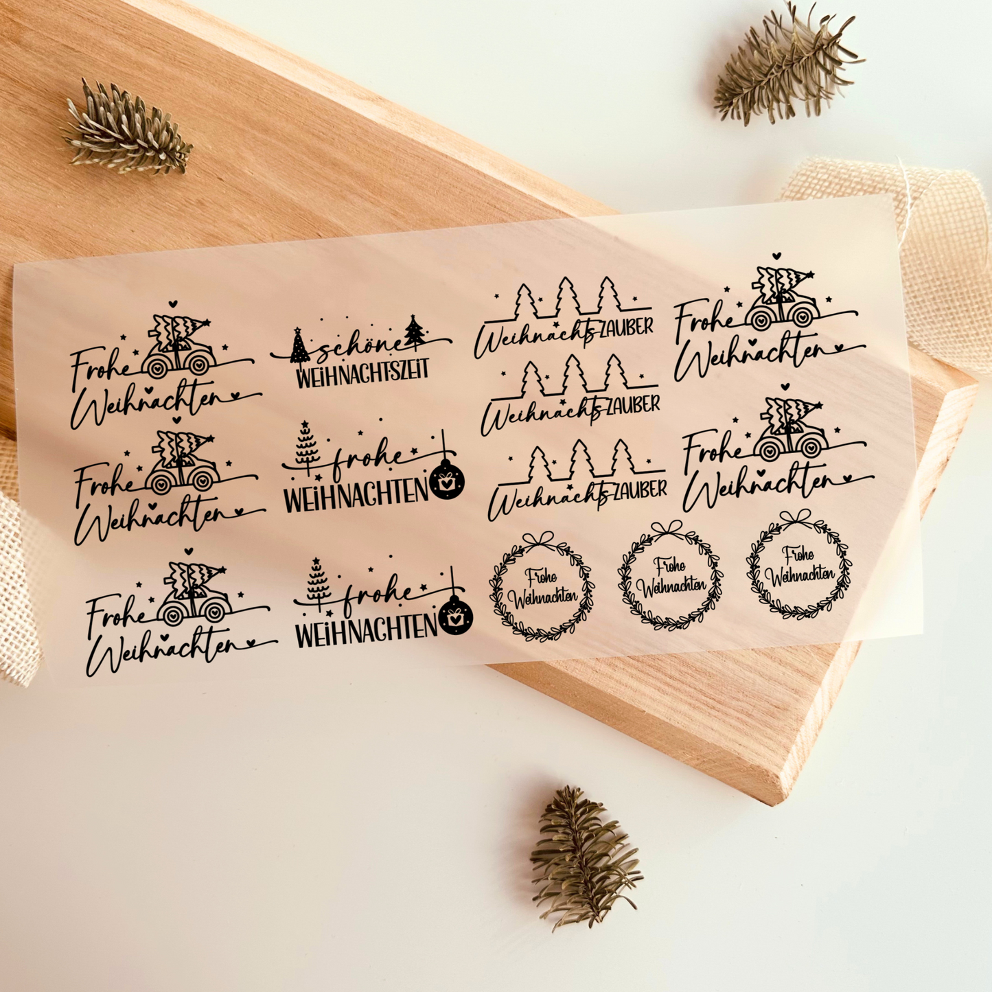 Bügelbild-Set mit verschiedenen Weihnachts-Schriftzügen wie "Frohe Weihnachten" und "Schöne Weihnachtszeit" in Schwarz