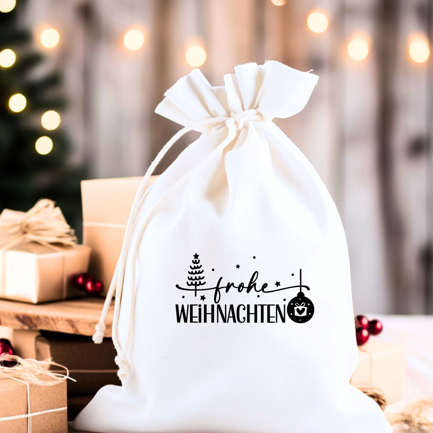 Bügelbild mit Schriftzug "Frohe Weihnachten" und Tannenbaum-Motiv, hier auf einem Säckchen aufgebügelt