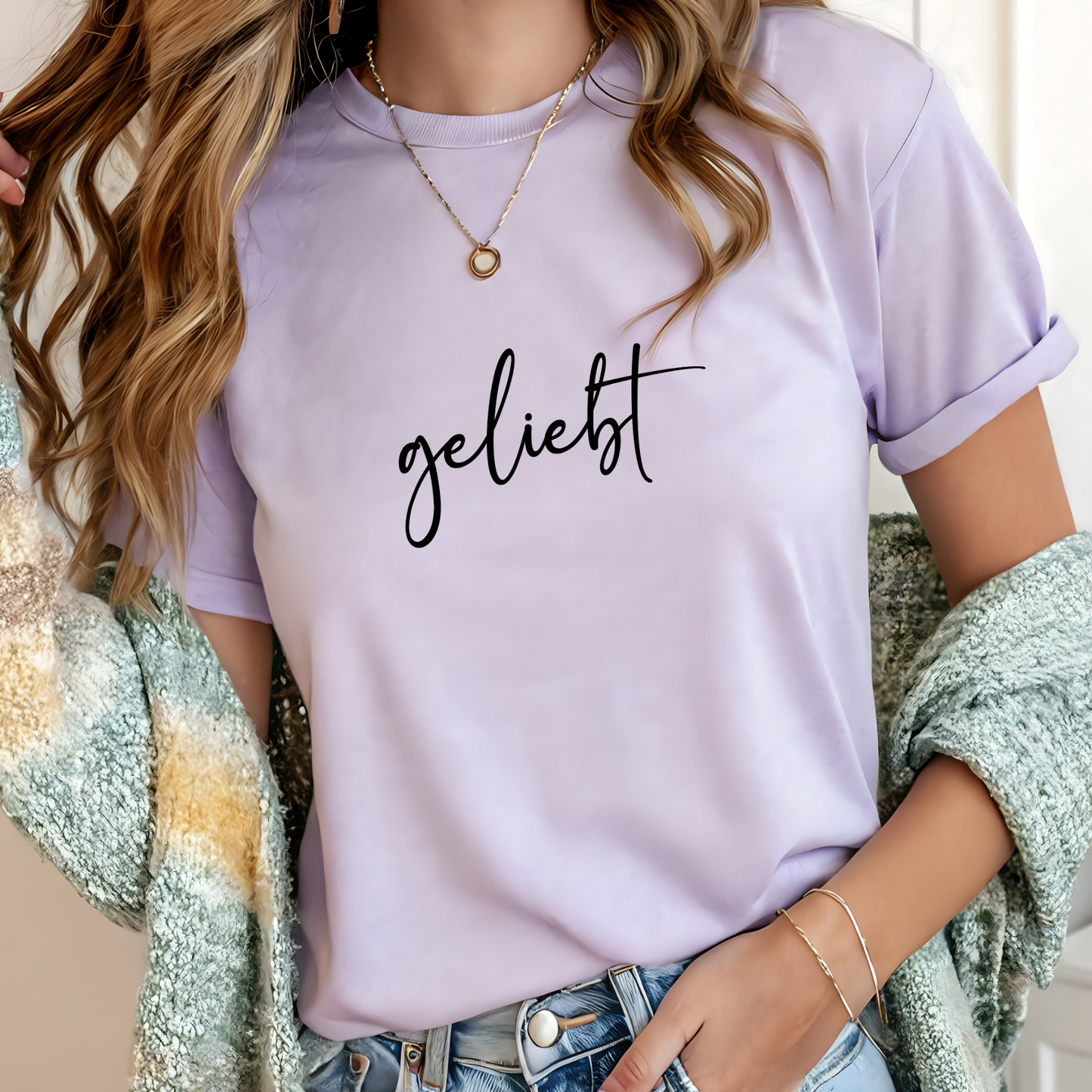 Bügelbild mit Schriftzug "geliebt" in schwarzer Schreibschrift zum Aufbügeln