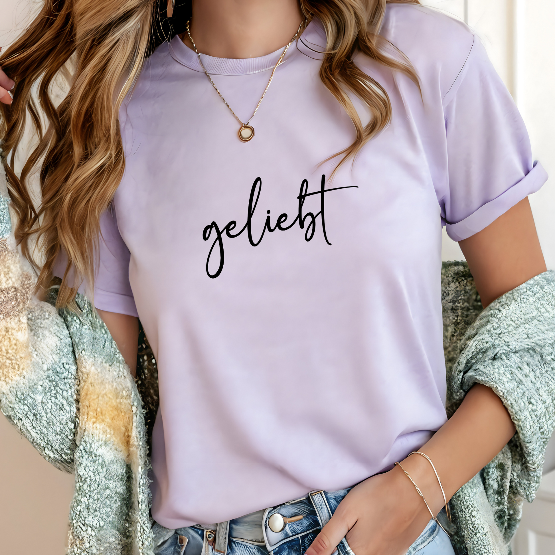 Bügelbild mit Schriftzug "geliebt" in schwarzer Schreibschrift zum Aufbügeln