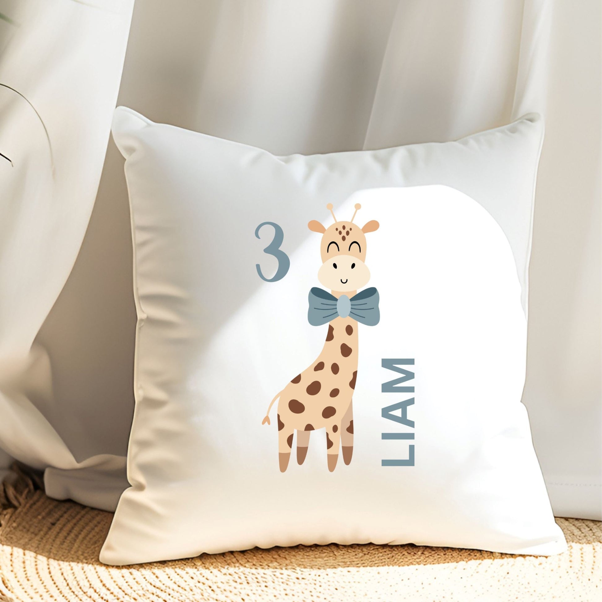 Bügelbild mit Giraffen-Motiv, Wunschname und Zahl, hier auf einem Kissen aufgebügelt