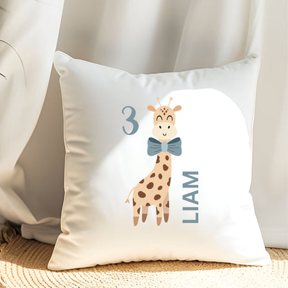 Bügelbild mit Giraffen-Motiv, Wunschname und Zahl, hier auf einem Kissen aufgebügelt