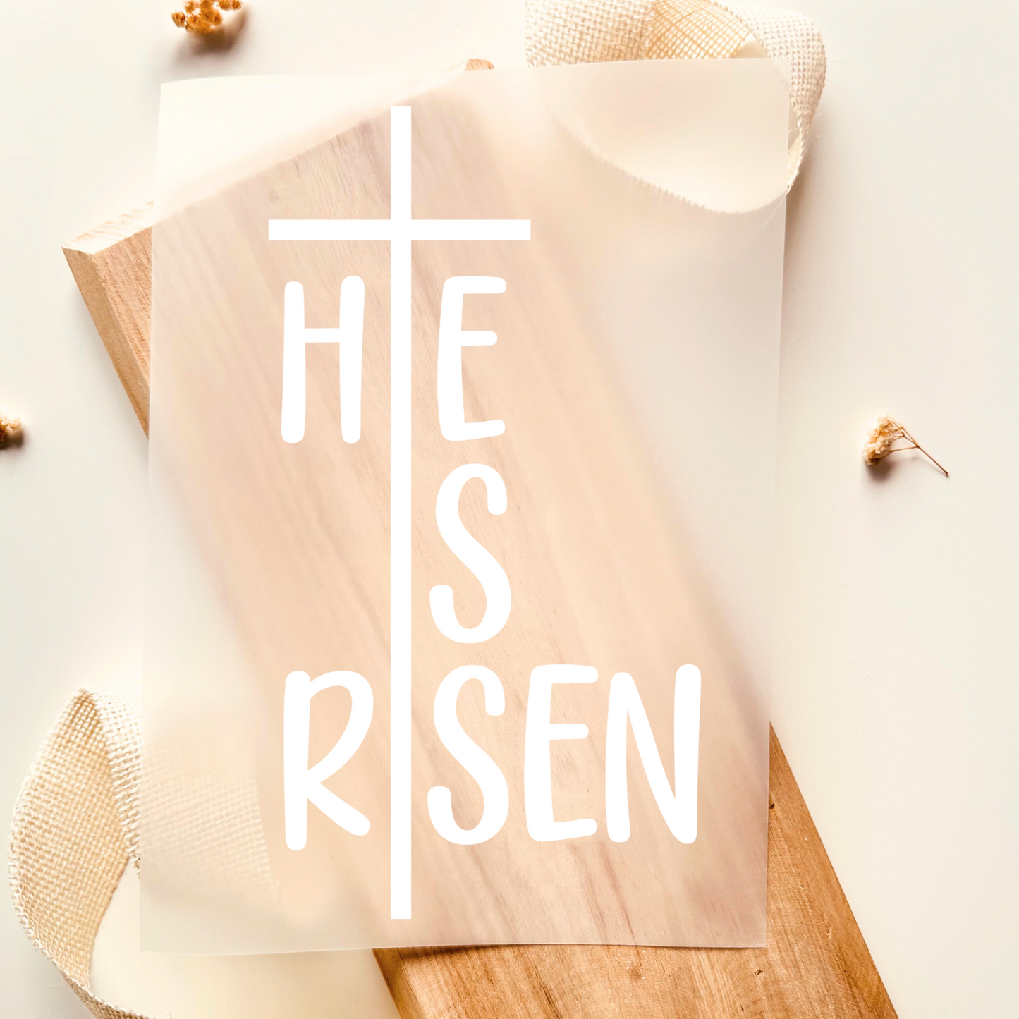 Bügelbild mit Schriftzug "He Is Risen" und Kreuz-Motiv in Weiß zum Aufbügeln