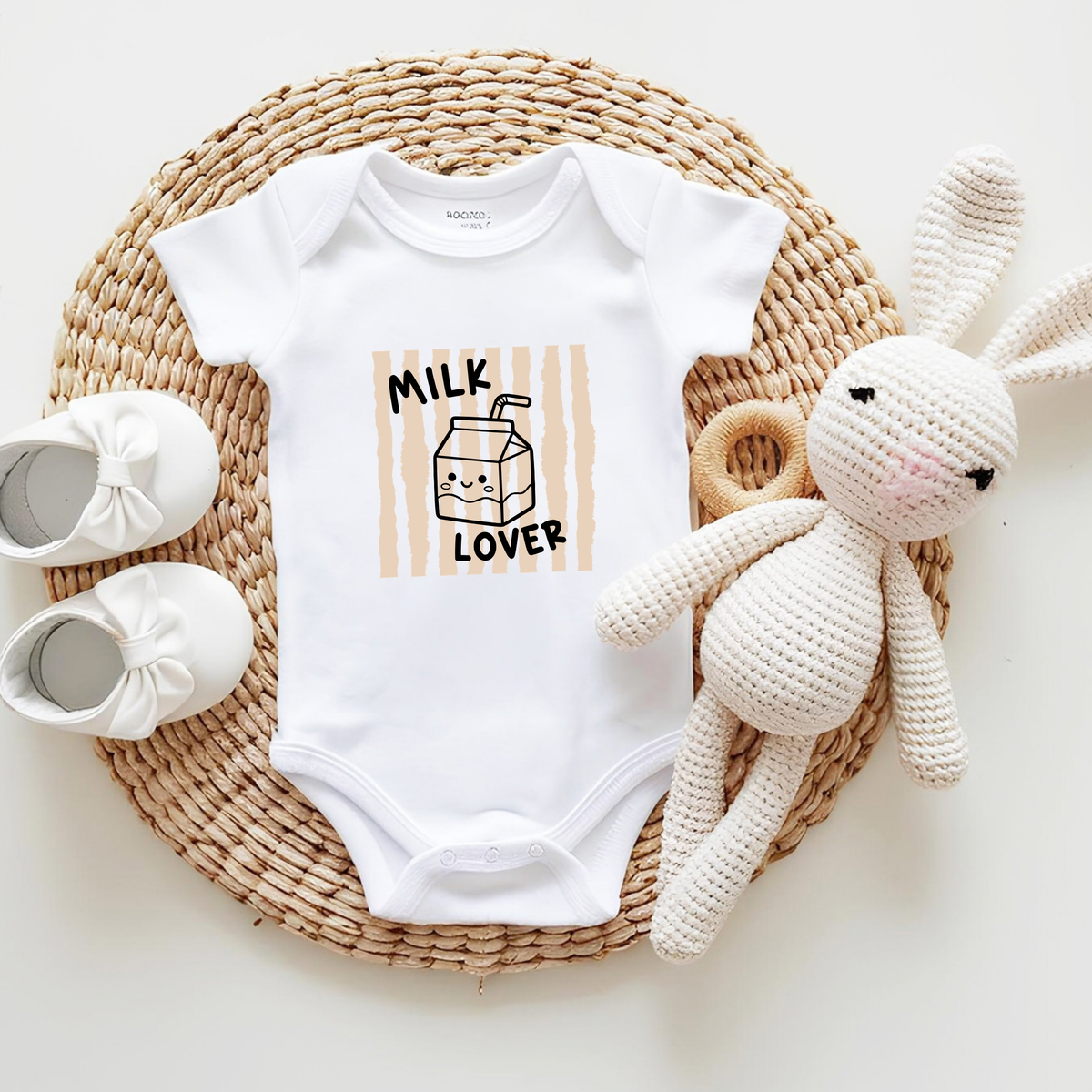 Bügelbild Milchtüte „Milk Lover“ auf weißem Baby Body mit Strickhase und Babyschuhen. Niedliches Bügelmotiv im Kawaii Stil, Geschenkidee für Neugeborene