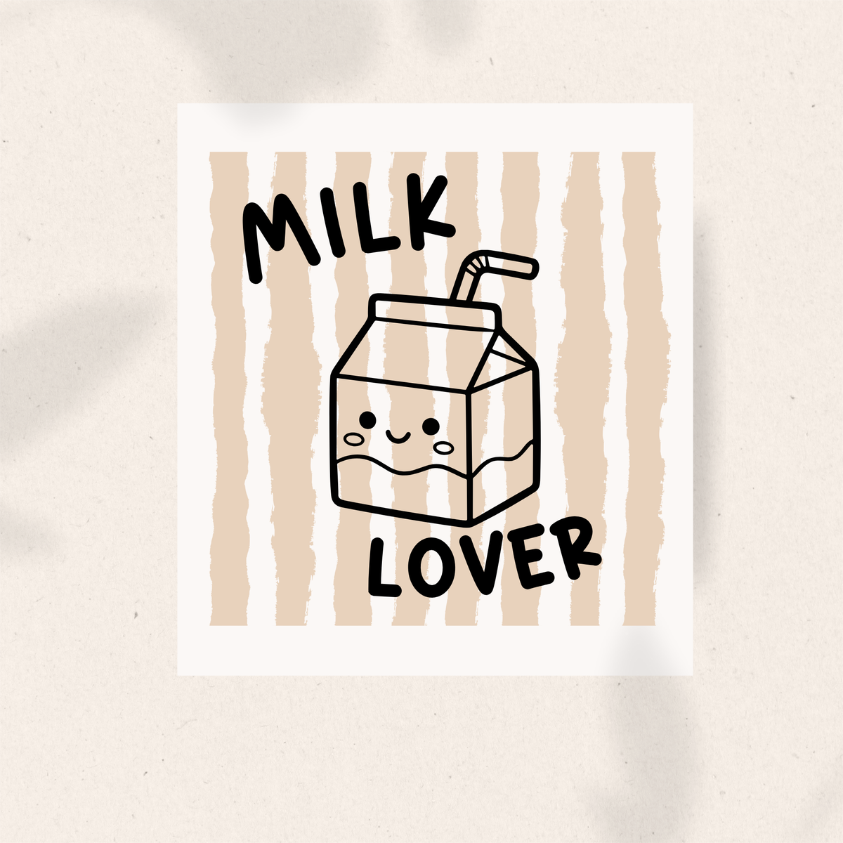 Bügelbild „Milk Lover“ als Einzelmotiv: lächelnde Milchtüte mit Strohhalm, schwarze Schrift und beige Streifen. DTF Transfer zum Aufbügeln auf Body oder Shirt