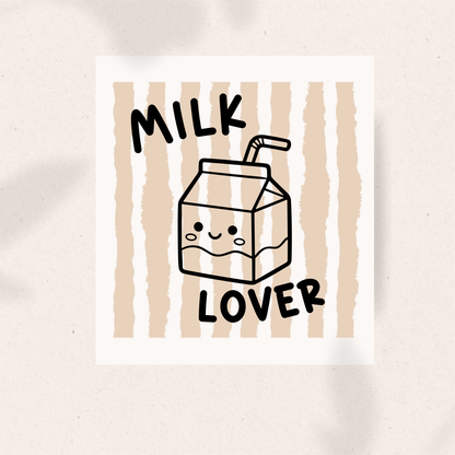 Bügelbild „Milk Lover“ als Einzelmotiv: lächelnde Milchtüte mit Strohhalm, schwarze Schrift und beige Streifen. DTF Transfer zum Aufbügeln auf Body oder Shirt