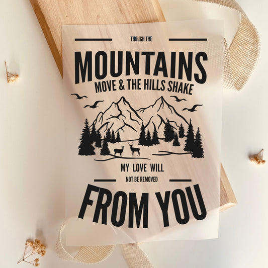 Bügelbild mit Bergmotiv und Bibelvers "Though the Mountains Move... My Love Will Not Be Removed From You" in Schwarz
