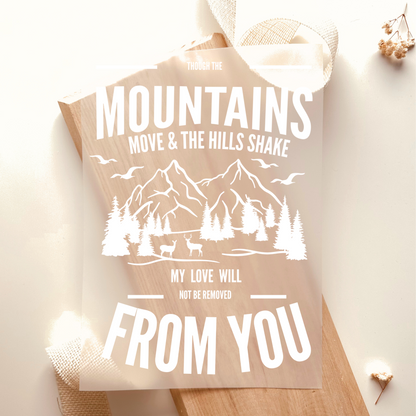 Bügelbild mit Bergmotiv und Bibelvers "Mountains Move and the Hills Shake... From You" in Weiß