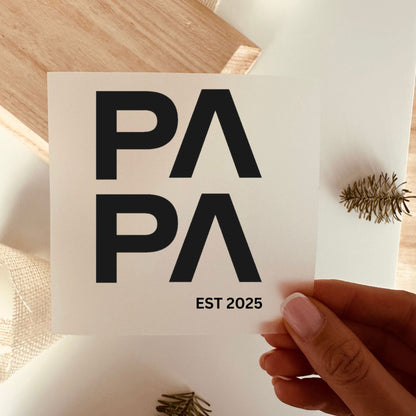 Bügelbild-Transferfolie mit Schriftzug "Papa Est. 2025" im minimalistischen Design