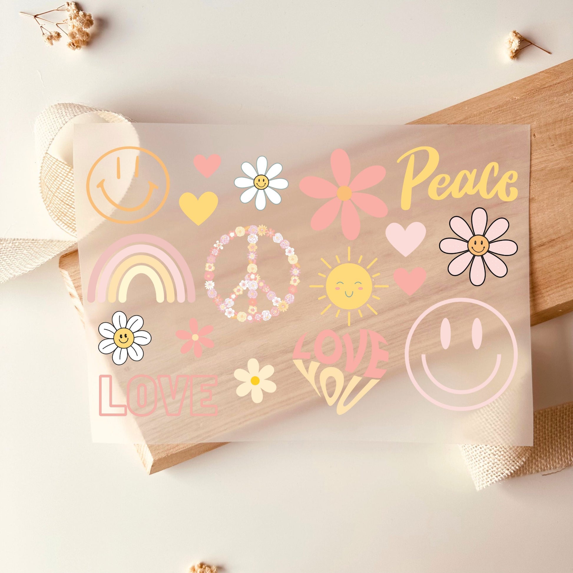 Bügelbild-Set mit Retro-Motiven wie Regenbogen, Blumen, Smiley und Schriftzügen "Peace" und "Love" in Pastellfarben