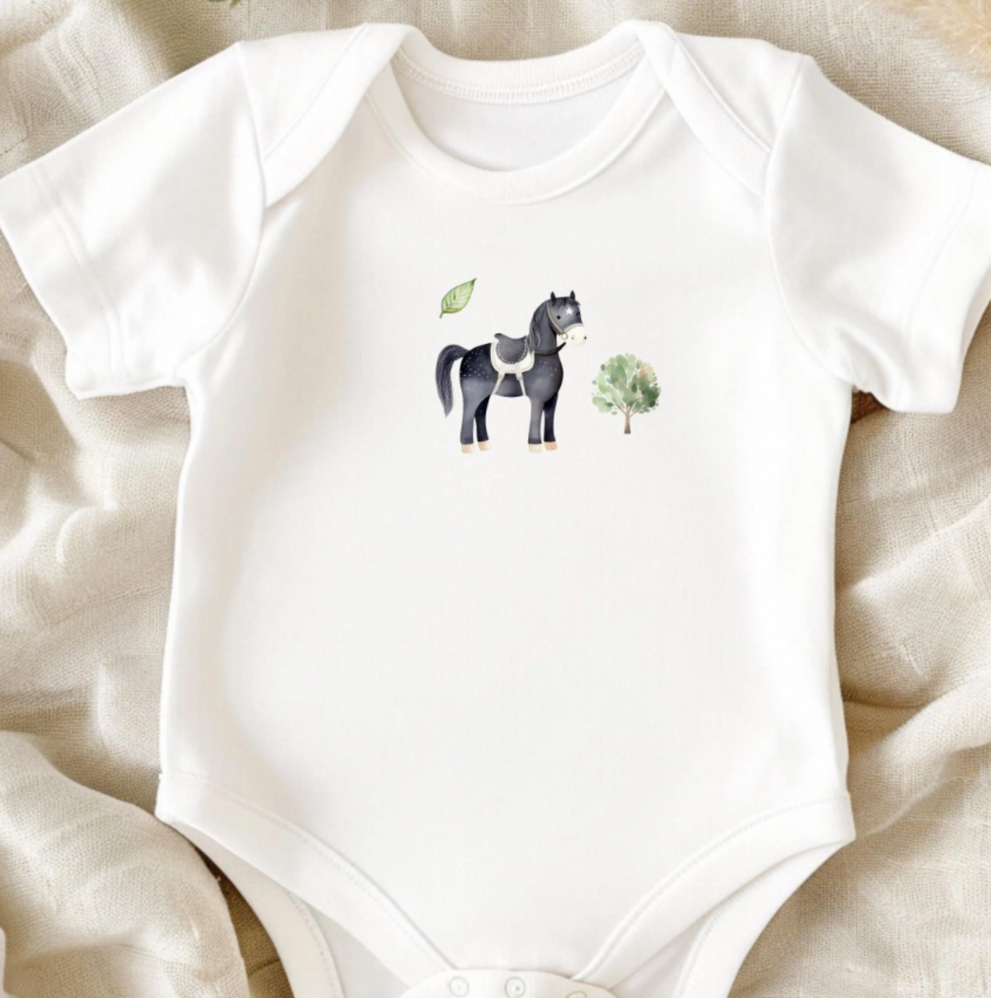 Bügelbild mit dunklem Pferd und Kleeblättern im Aquarell-Stil zum Aufbügeln für Baby-Bodys
