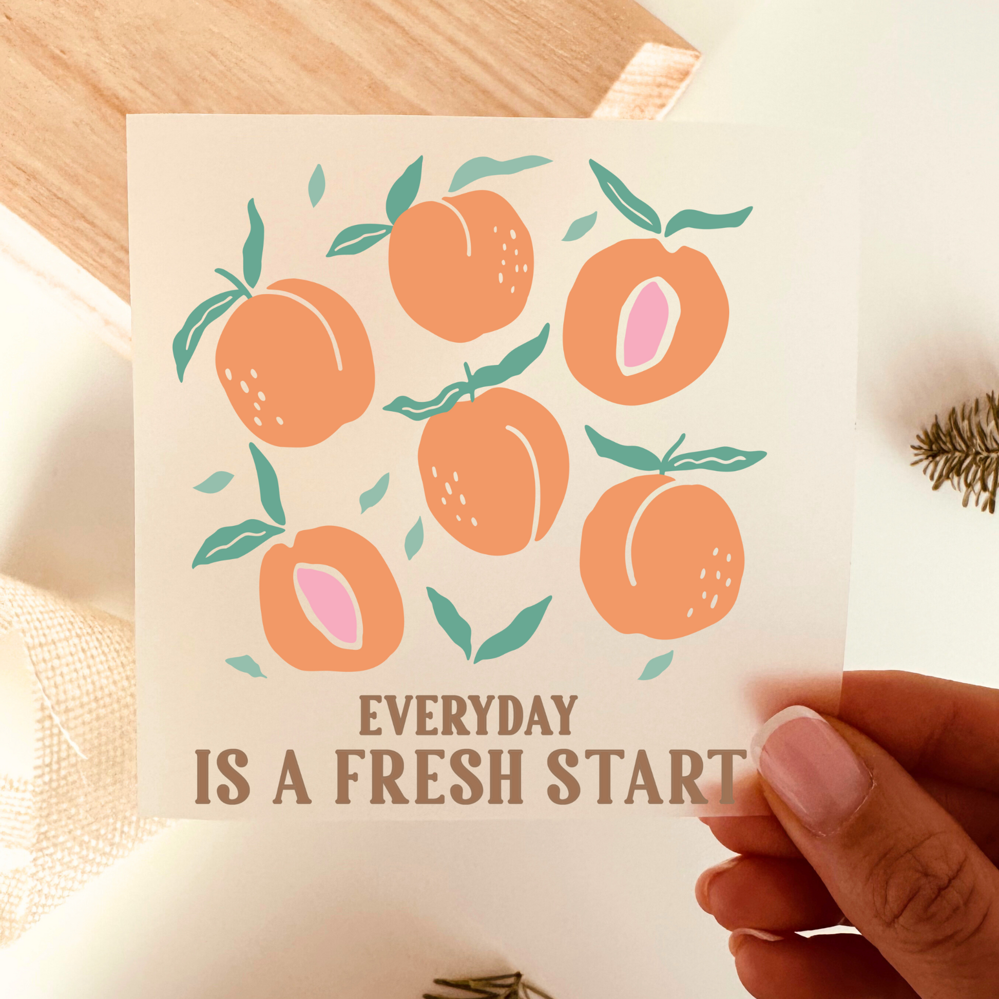 Bügelbild mit Pfirsichen und Schriftzug "Everyday is a Fresh Start" in Orange und Grün zum Aufbügeln