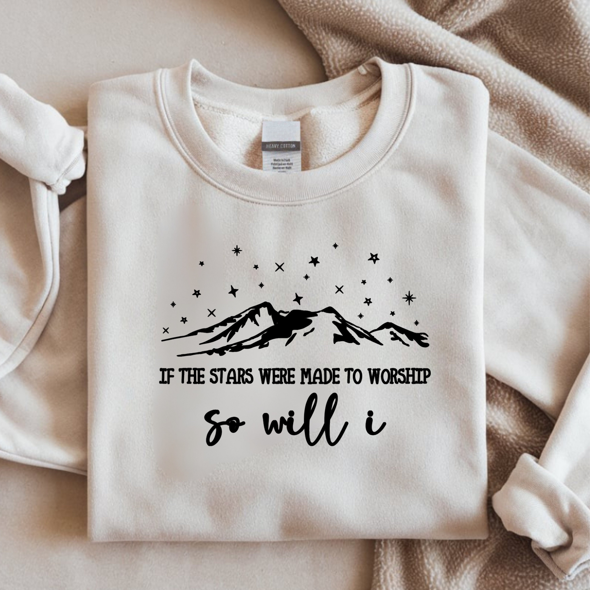 Bügelbild mit Bergmotiv, Sternen und Schriftzug "If the Stars Were Made to Worship, So Will I" in Schwarz