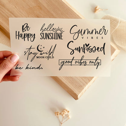 Bügelbild-Set mit Sommer-Sprüchen wie "Be Happy", "Sunkissed" und "Good Vibes Only" in schwarzer Schreibschrift