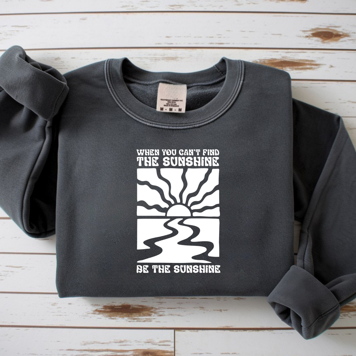 Bügelbild mit Sonnen-Motiv und Spruch "Be the Sunshine" in schwarz-weiß zum Aufbügeln