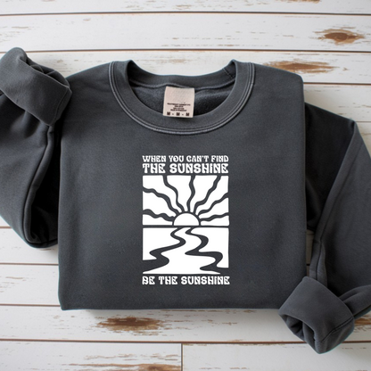 Bügelbild mit Sonnen-Motiv und Spruch "Be the Sunshine" in schwarz-weiß zum Aufbügeln