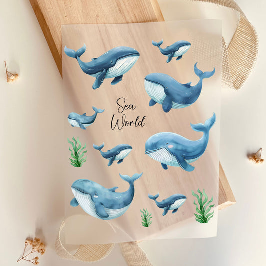 Bügelbild-Set mit Walen und Schriftzug "Sea World" im Aquarell-Stil in Blau zum Aufbügeln
