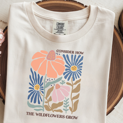 Bügelbild Wildblumen Retro Boho Design mit rosa, orangefarbenen und blauen Blumen auf hellem Untergrund