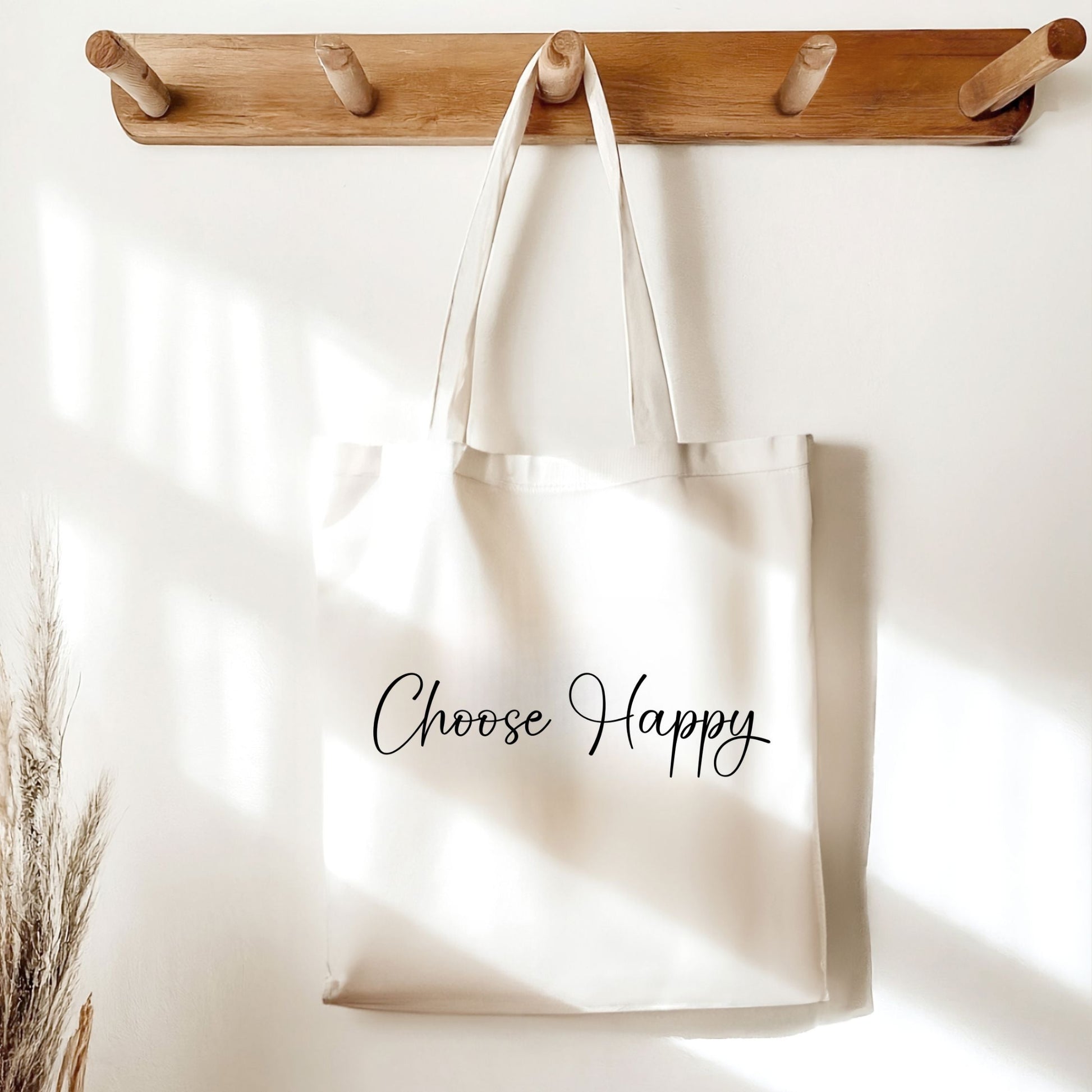 Personalisiertes Bügelbild mit Schriftzug "Choose Happy", hier als Beispiel auf einer Tasche aufgebügelt
