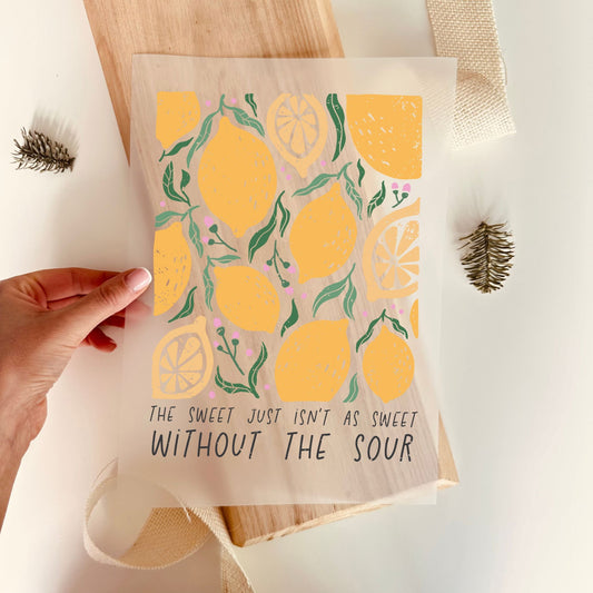 Bügelbild mit Zitronen-Muster und Spruch "The Sweet Just Isn't as Sweet Without the Sour" in Gelb und Grün