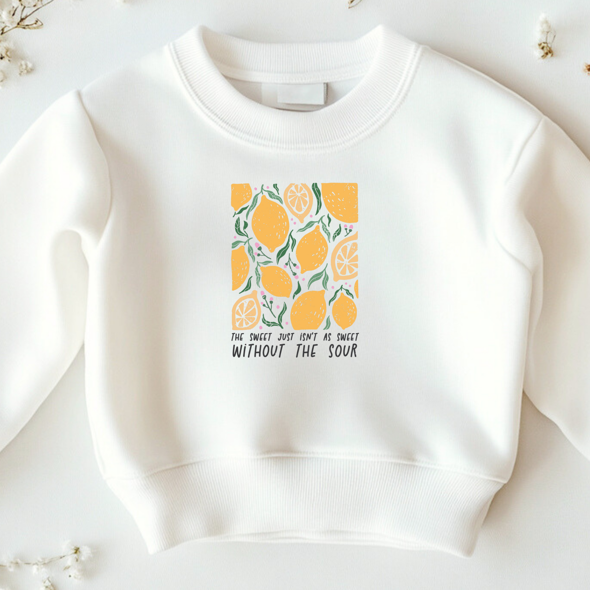 Bügelbild mit Zitronen-Muster und Spruch "The Sweet Just Isn't as Sweet Without the Sour" zum Aufbügeln für Kinder