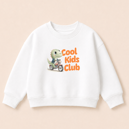 Cool Kids Club Bügelbild mit grünem Dino auf Motorrad in Jeansjacke auf weißem Kinderpullover
