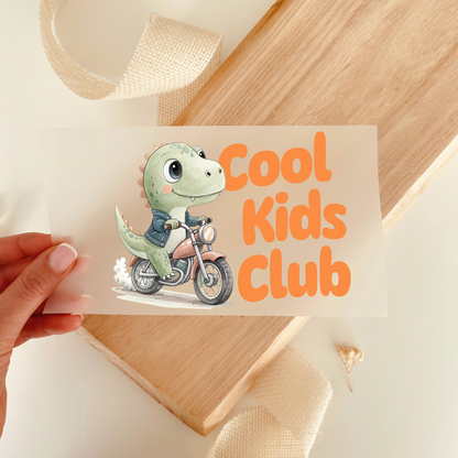 Cool Kids Club Aufbügler mit Dino auf Motorrad in der Hand gehalten vor Holzbrett