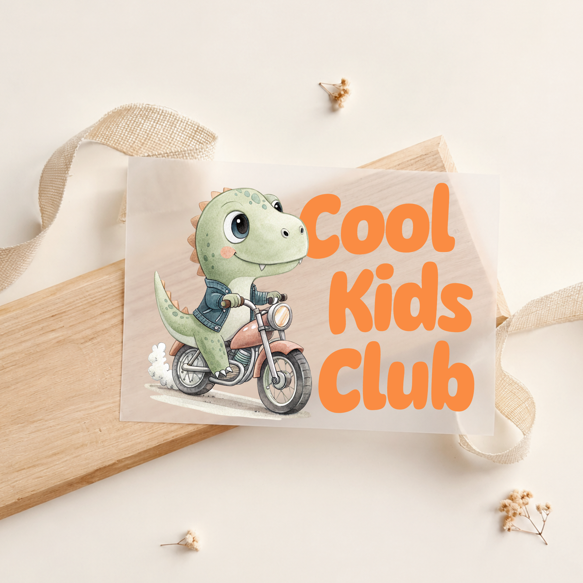 Bügelbild Schnecke mit Baskenmütze auf braunem Kinderpullover