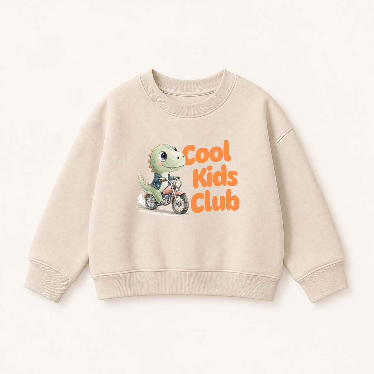 Cool Kids Club Bügelbild mit grünem Dino auf Motorrad in Jeansjacke auf beigem Kinderpullover