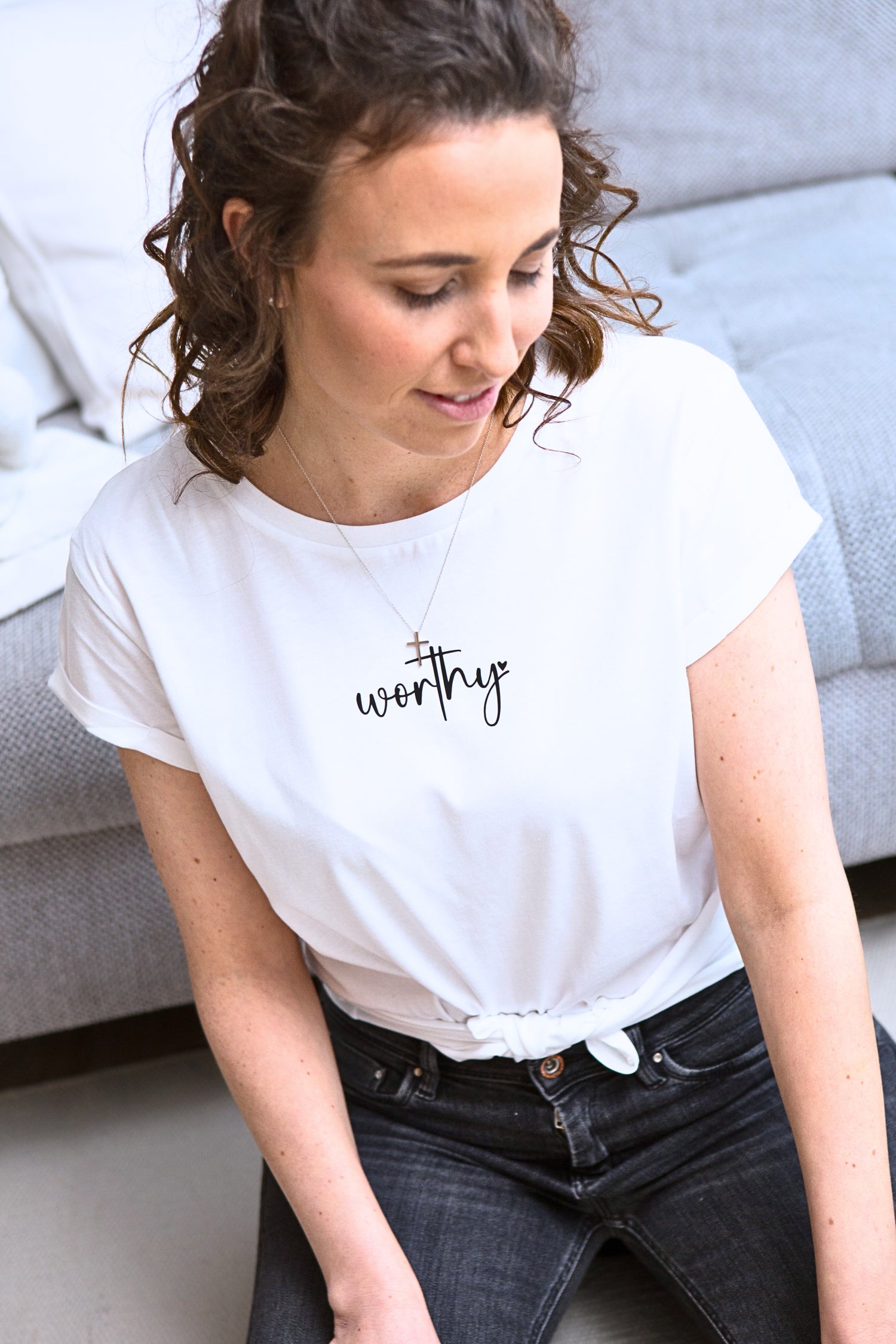 Gründerin von Eternity trägt weißes T-Shirt mit persönlichem Aufdruck